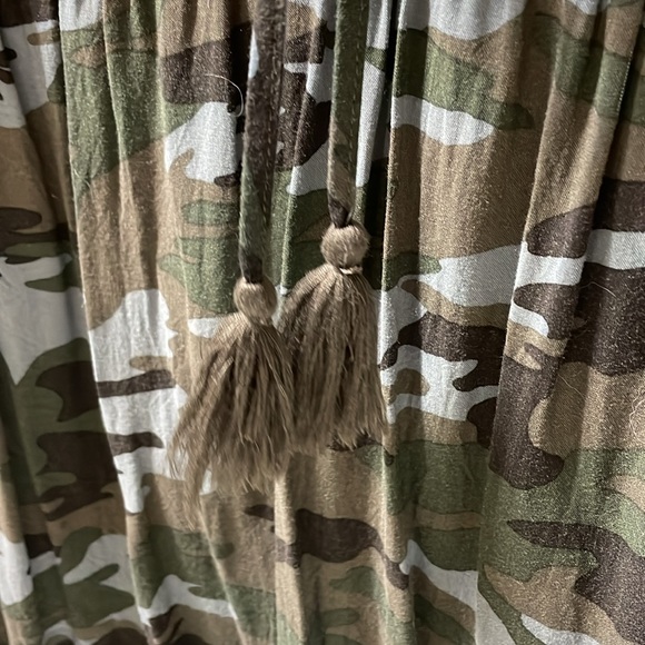 Savanna Jane embroidered camo Top. Sz Large . NEW condition - Picture 4 of 6